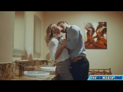 ❤️ Kui rinnakas blondiin võrgutab sind avalikus tualettruumis Seks at us